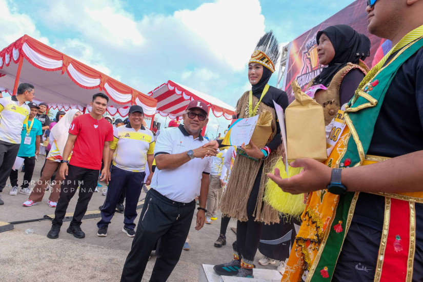 Wali Kota Tanjungpinang, Lis Darmansyah, secara resmi melepas peserta, menandai dimulainya kegiatan olahraga rakyat yang mendapat antusiasme besar dari masyarakat.