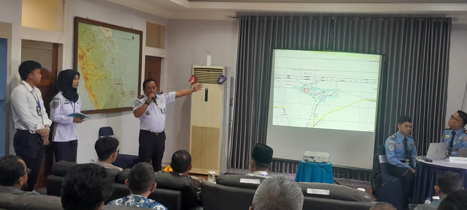Komite Bandara bersama jajaran Unit Penyelenggara Bandar Udara (UPBU) Kelas III Dabo Singkep saat menggelar rapat anggota di Kantor UPBU Kelas III Dabo Singkep, Kabupaten Lingga, Jumat (19/12/2025)