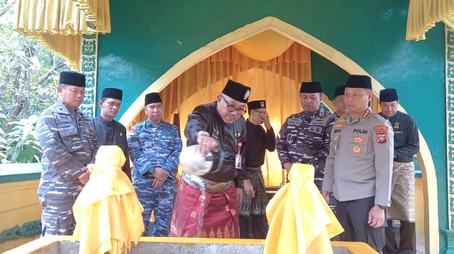 Pemerintah Kota Tanjungpinang bersama Forum Koordinasi Pimpinan Daerah (Forkopimda) mengawali peringatan Hari Jadi ke-242 Kota Tanjungpinang dengan ziarah makam tokoh-tokoh penting kerajaan Melayu, Senin (5/1/2026).
