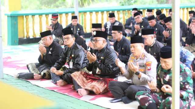 Walikota Tanjungpinang Lis Darmansyah, dan Wakil Walikota Tanjungpinang Raja Ariza, beserta Forkompinda saat ziarah makam para pejuang di Pulau Penyengat, sempena Hari Jadi ke-242 Kota Tanjungpinang, Senin (5/1/2026)