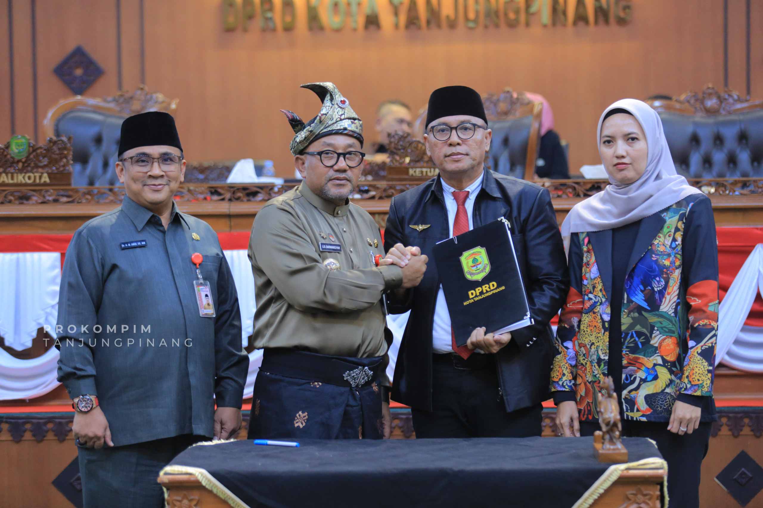 Walikota Tanjungpinang Lis Darmansyah dan DPRD Tanjungpinang, saat paripurna pengesahan Bangunan Gedung menjadi Peraturan Daerah (Perda), Kamis (8/1), di Ruang Rapat Paripurna DPRD Tanjungpinang.