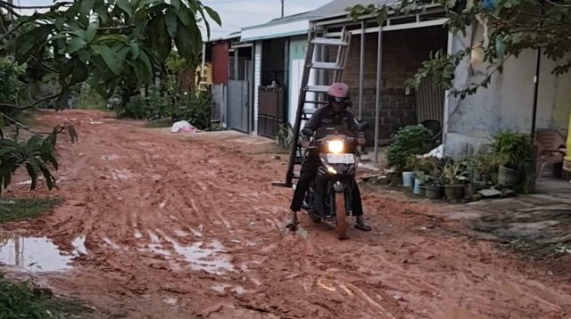 Jalan Blok A4 Perumahan Bukit Merpati Putih, di Jalan Ganet, Kelurahan Pinang Kencana, Kecamatan Tanjungpinang Timur, Kota Tanjungpinang, Kepri. (Foto: pijarkepri.com)