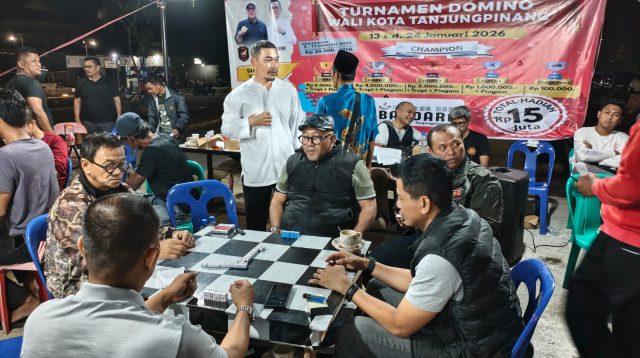 Kapolresta Tanjungpinang Kombes Pol Indra Ranu Dikarta berpasangan dengan Wakil Wali Kota Raja Ariza, melawan Dandim 0315/Tanjungpinang Letkol Inf Abdul Hamid berduet dengan Wali Kota Lis Darmansyah, di Turnamen Olahraga Masyarakat Domino Mantab Piala Wali Kota Tanjungpinang di Taman Bandara RHF, Selasa (13/1/2026) malam. (Foto: Aji Anugraha)