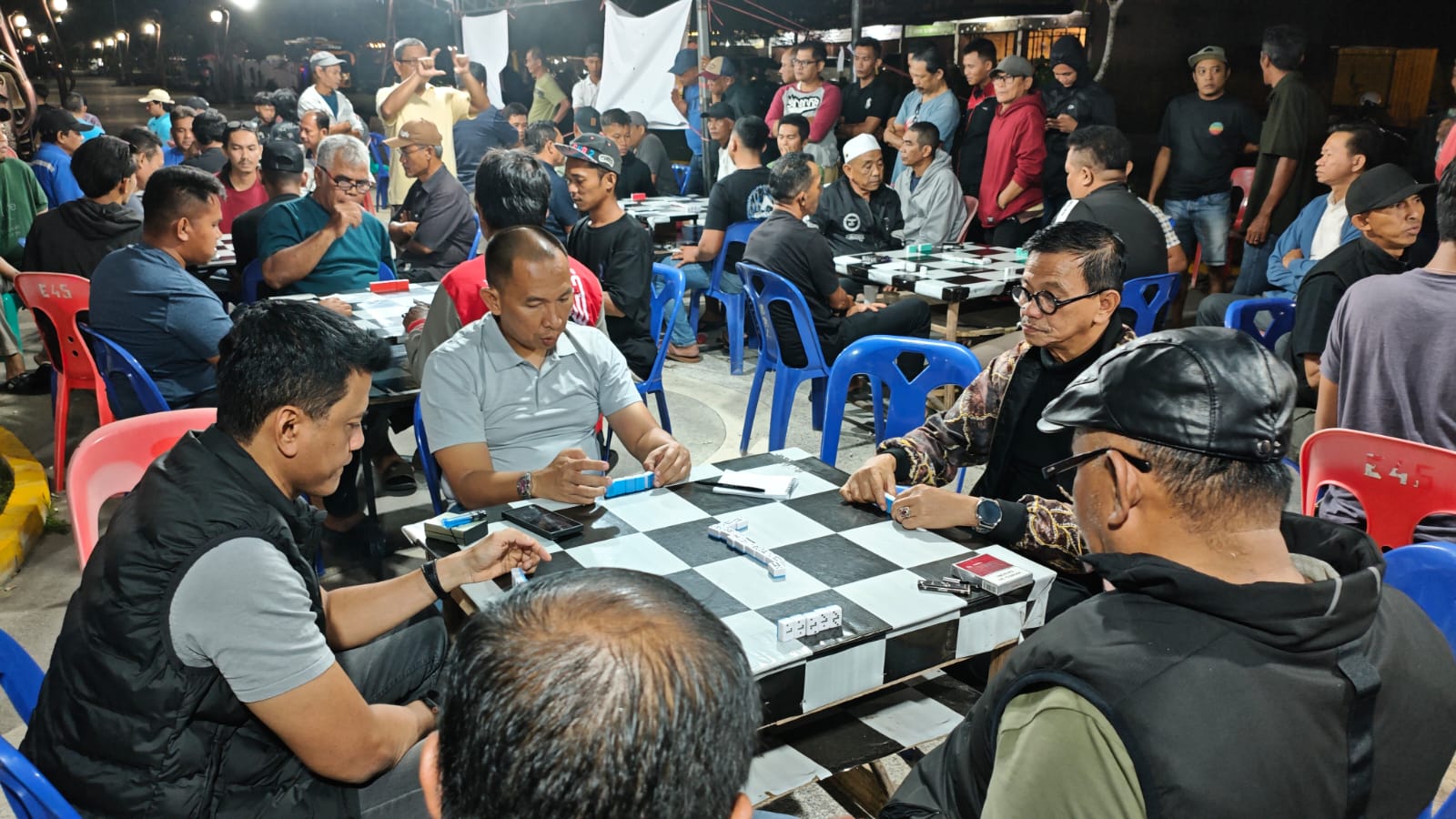 Turnamen Olahraga Masyarakat Domino Mantab Piala Wali Kota Tanjungpinang di Taman Bandara RHF, Selasa (13/1/2026) malam. (Foto: Aji Anugraha)