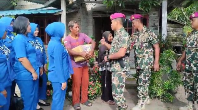 Pusat Latihan Pertempuran Marinir (Puslatpurmar) 9 Dabo Singkep, Lingga saat menggelar kunjungan sosial dengan membagikan paket sembako kepada warga kurang mampu di sekitar daerah latihan, Rabu (14/1/2026)