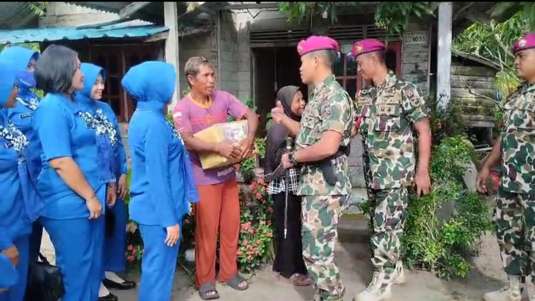 Pusat Latihan Pertempuran Marinir (Puslatpurmar) 9 Dabo Singkep, Lingga saat menggelar kunjungan sosial dengan membagikan paket sembako kepada warga kurang mampu di sekitar daerah latihan, Rabu (14/1/2026)