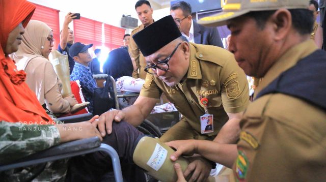 Wali Kota Tanjungpinang H. Lis Darmansyah saat menyerahkan bantuan Corporate Social Responsibility (CSR) PT Angkasa Pura Indonesia, Kantor Cabang Bandara Internasional Raja Haji Fisabilillah (RHF), melalui program Injourney Airports Ramah Difabel, di Aula Dinas Sosial Kota Tanjungpinang, Senin (19/1/2025) (Foto: Humpro Tanjungpinang)