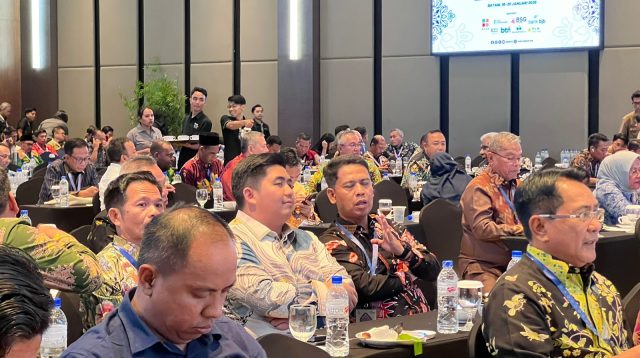 Bupati Bintan Roby Kurniawan saat penutupan Rapat Kerja Nasional (Rakernas) XVII Asosiasi Pemerintah Kabupaten Seluruh Indonesia (APKASI) Tahun 2026, di Ballroom Hotel Aston, Batam, Selasa (20/1).