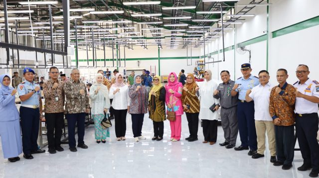 Pemerintah Kabupaten Bintan kembali memperkuat sektor industri kecil menengah. Gedung Sentra Fashion Sri Kuala Lobam resmi dioperasikan setelah diresmikan Direktur Jenderal Industri Kecil Menengah dan Aneka (IKMA) Kementerian Perindustrian RI, Ir Reni Yanita, M.Si, Rabu (21/1/2026).