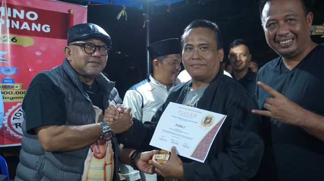 Walikota Tanjungpinang Lis Darmansyah saat menyerahkan hadiah Juara I Turnamen Domino Piala Walikota Tanjungpinang kepada Tim Kapal Selam yang meraih juara satu, di turnamen itu, Minggu (5/1/2026) malam. (Foto: pijarkepri.com)
