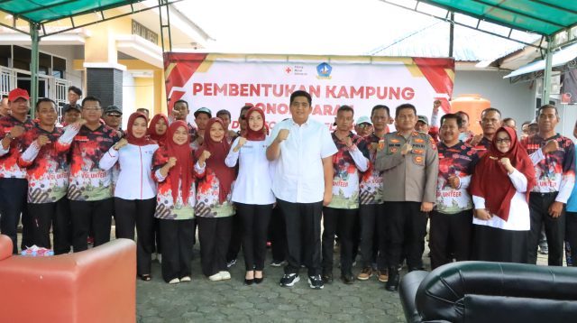 Bupati Bintan Roby Kurniawan bersama Ketua PMI Kabupaten Bintan, Hafizha Rahmadhani, saat senam bersama dan sosialisasi donor darah, yang digelar di Kantor Desa Toapaya Selatan, Kamis (29/1/2026)