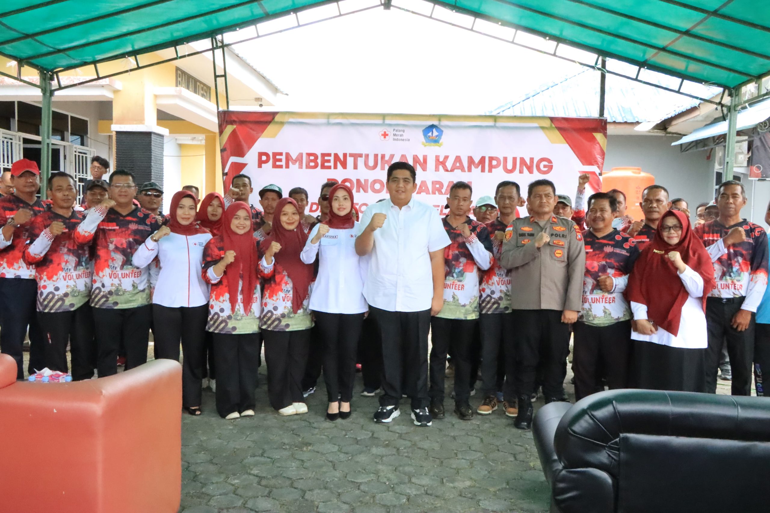 Bupati Bintan Roby Kurniawan bersama Ketua PMI Kabupaten Bintan, Hafizha Rahmadhani, saat senam bersama dan sosialisasi donor darah, yang digelar di Kantor Desa Toapaya Selatan, Kamis (29/1/2026)