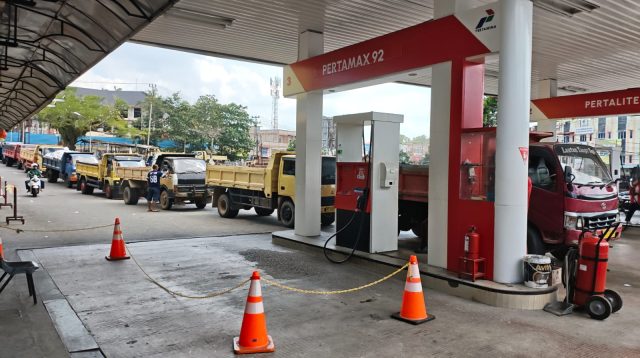 Sejumlah truk lori pengangkut barang, berpelat kuning, hitam, bahkan tanpa nomor polisi, dalam antrean panjang Solar Subsidi, di SPBU Batu 10 Tanjungpinang, Sabtu (31/1/2026) (Foto: aji/pijarkepri)