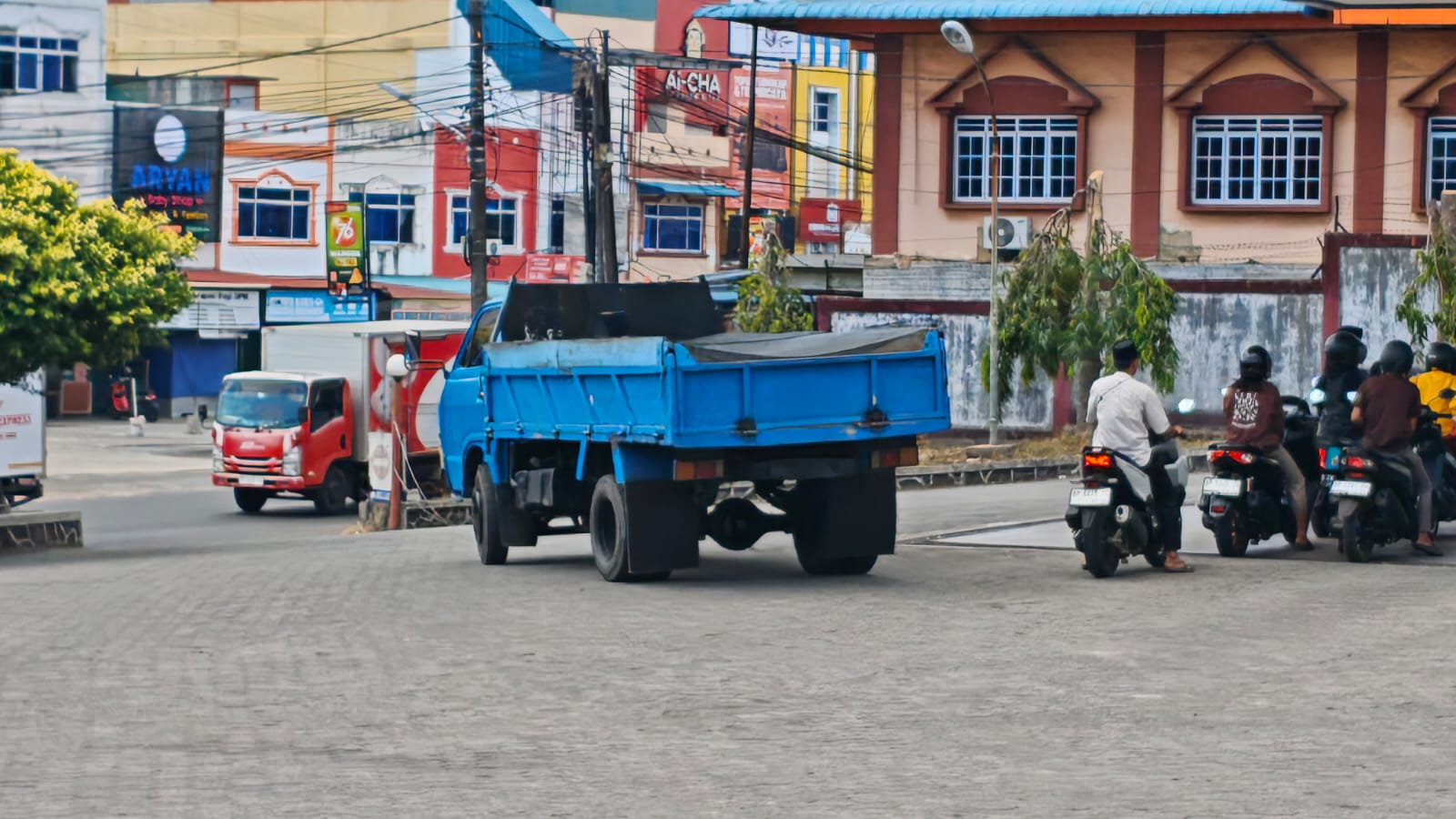 Sejumlah truk lori pengangkut barang, berpelat kuning, hitam, bahkan tanpa nomor polisi, melarikan diri dalam antrean panjang Solar Subsidi, di SPBU Batu 10 Tanjungpinang, Sabtu (31/1/2026) (Foto: aji/pijarkepri)