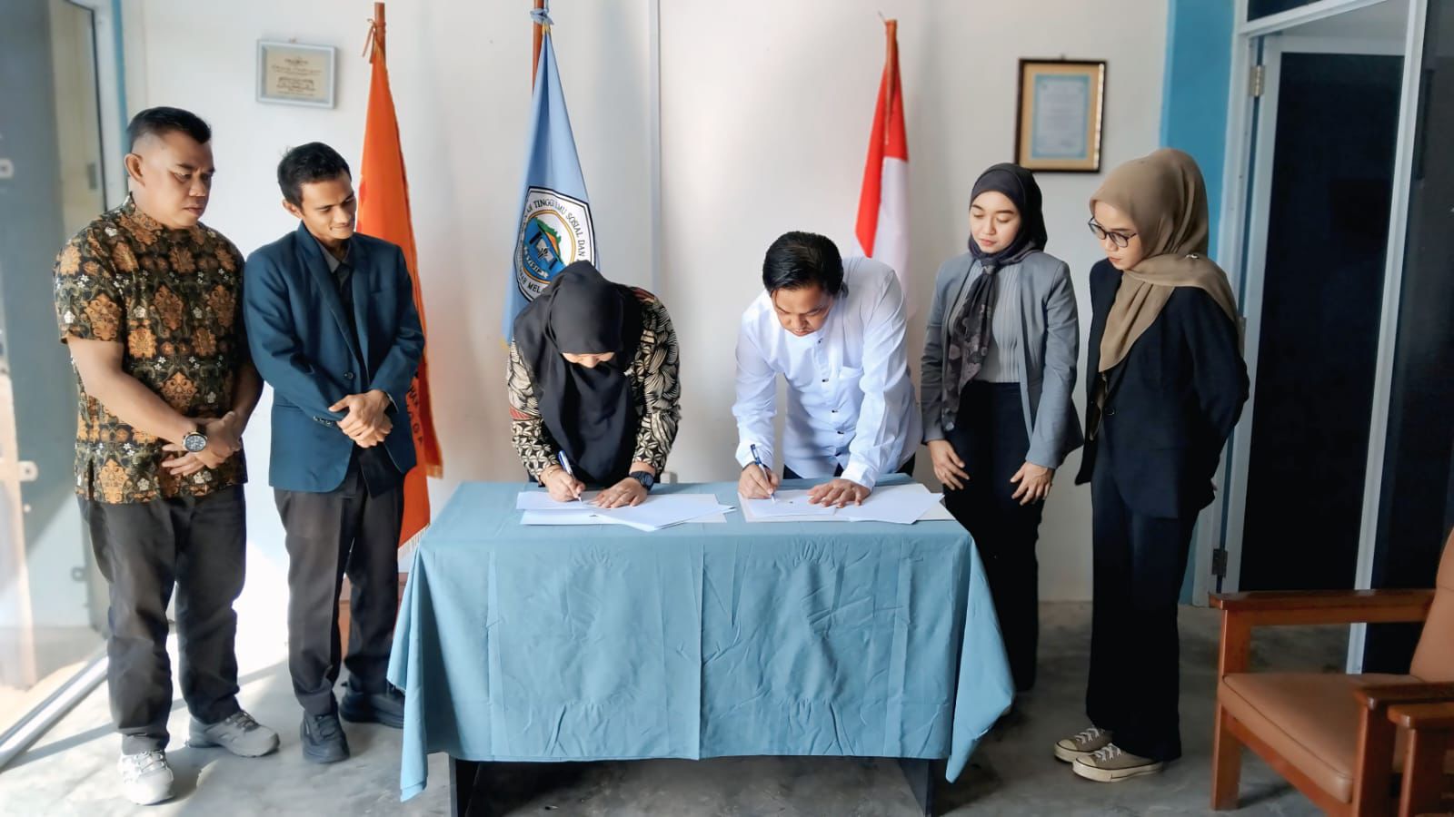 Ketua Bawaslu Kabupaten Lingga, Fidya Asrina, dan Ketua STISIP Bunda Tanah Melayu Kabupaten Lingga, Assoc. Prof. Dr. Haji Mustaqim, menandatangani Nota Kesepahaman (MoU) penguatan pengawasan partisipatif Pemilu di Kampus STISIP Bunda Tanah Melayu, Kabupaten Lingga, Sabtu (31/1/2026)