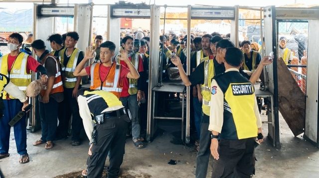 Pekerja PT ESUN Batam saat pulang kerja beberapa waktu lalu. (Foto: pijarkepri.com)