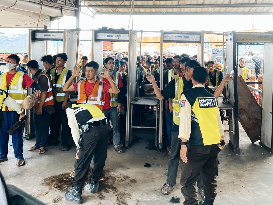 Pekerja PT ESUN Batam saat pulang kerja beberapa waktu lalu. (Foto: pijarkepri.com)