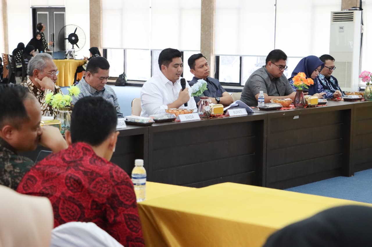 Bupati Bintan Roby Kurniawan saat secara resmi membuka Forum Konsultasi Publik Rancangan Awal (Ranwal) Penyusunan Rencana Kerja Pemerintah Daerah (RKPD) Kabupaten Bintan Tahun 2027, di Aula Bandar Seri Bentan, Kamis (15/1/2026)