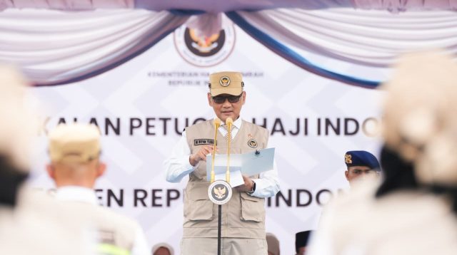 Menteri Haji dan Umrah, Mochamad Irfan Yusuf atau Gus Menhaj, mengukuhkan 1.622 Petugas Penyelenggara Ibadah Haji (PPIH) 1447 H/2026 M dalam upacara resmi, di Lapangan Galaxy Markas Komando Angkatan Udara (Makodau) I Halim Perdana Kusuma, Jakarta, Jumat (30/1/2026)