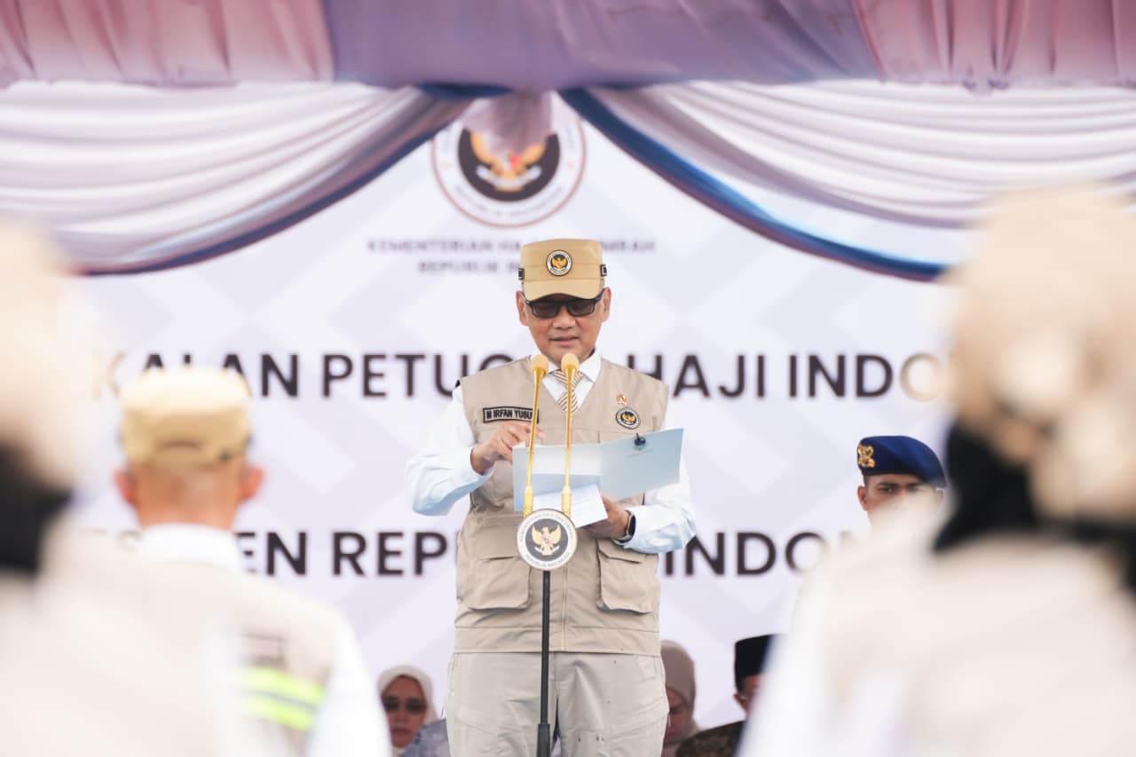 Menteri Haji dan Umrah, Mochamad Irfan Yusuf atau Gus Menhaj, mengukuhkan 1.622 Petugas Penyelenggara Ibadah Haji (PPIH) 1447 H/2026 M dalam upacara resmi, di Lapangan Galaxy Markas Komando Angkatan Udara (Makodau) I Halim Perdana Kusuma, Jakarta, Jumat (30/1/2026)