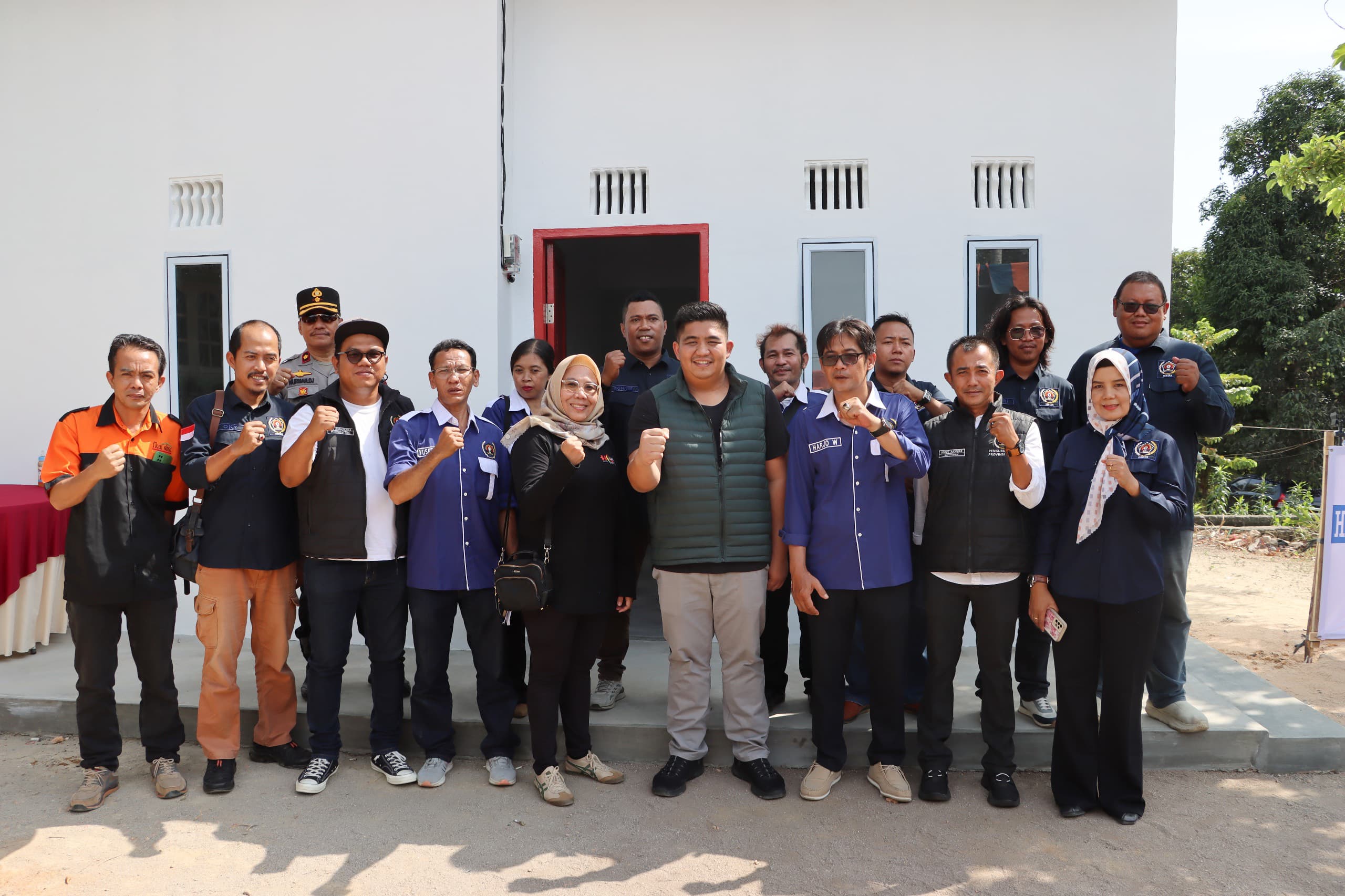 Roby Kurniawan memberikan apresiasi kepada Persatuan Wartawan Indonesia (PWI) Kabupaten Bintan atas konsistensi dan kepeduliannya terhadap persoalan sosial masyarakat melalui program bedah rumah. Tahun ini sempena HPN 2026, PWI Bintan melaksanakan Bedah Rumah di Teluk Sasah Bintan, Kamis (5/2/2026)