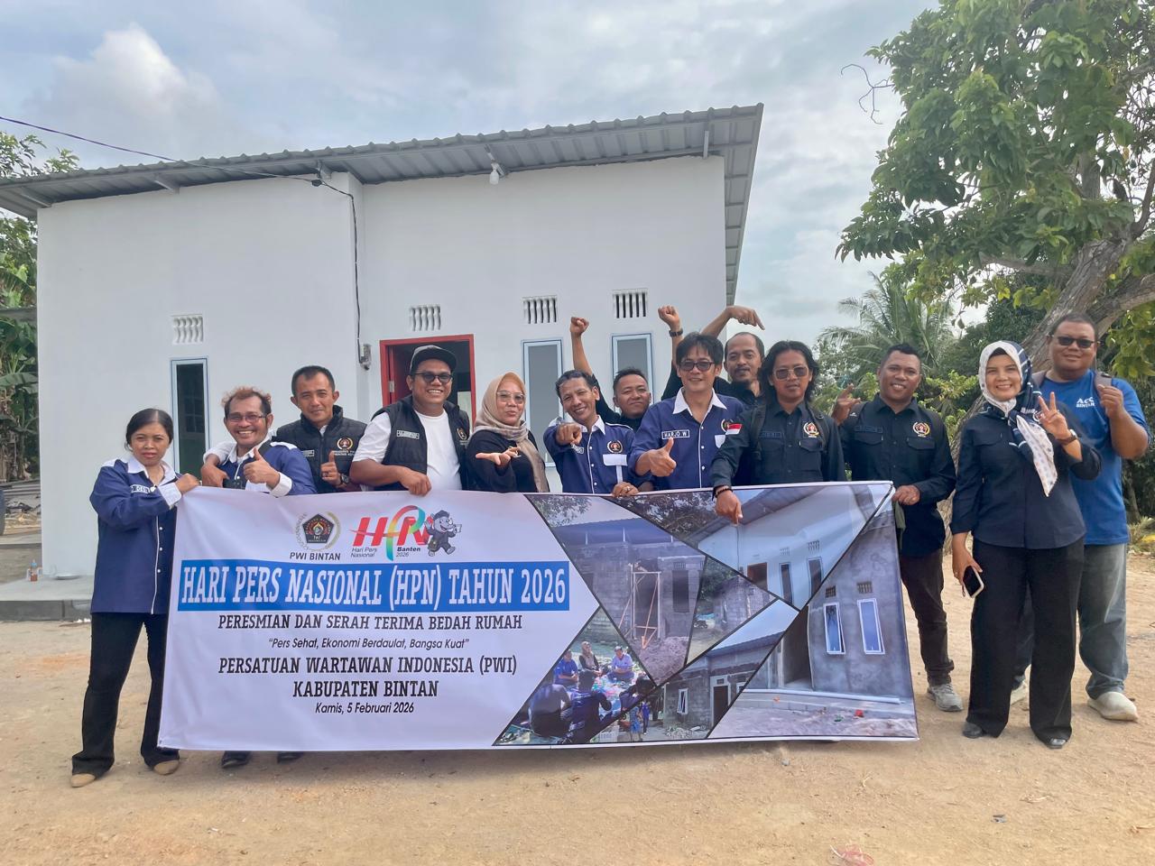 PWI Kepri dan Bintan saat peresmian Bedah Rumah PWI Bintan 2026, di Teluk Sasah, Bintan, Kamis (5/2/2026)