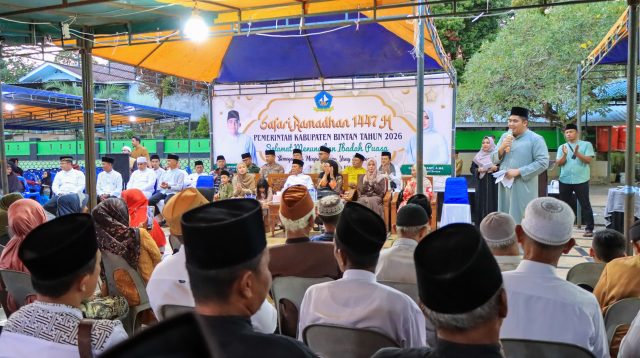 Gubernur Kepri Ansar Ahmad didampingi Bupati Bintan Roby Kurniawan dan Wakil Bupati Deby Maryanti menyerahkan bantuan operasional masjid kepada pengurus Masjid Al Ma’ruf saat Safari Ramadan 1447 H di Desa Kelong, Kecamatan Bintan Pesisir, Minggu (22/2).