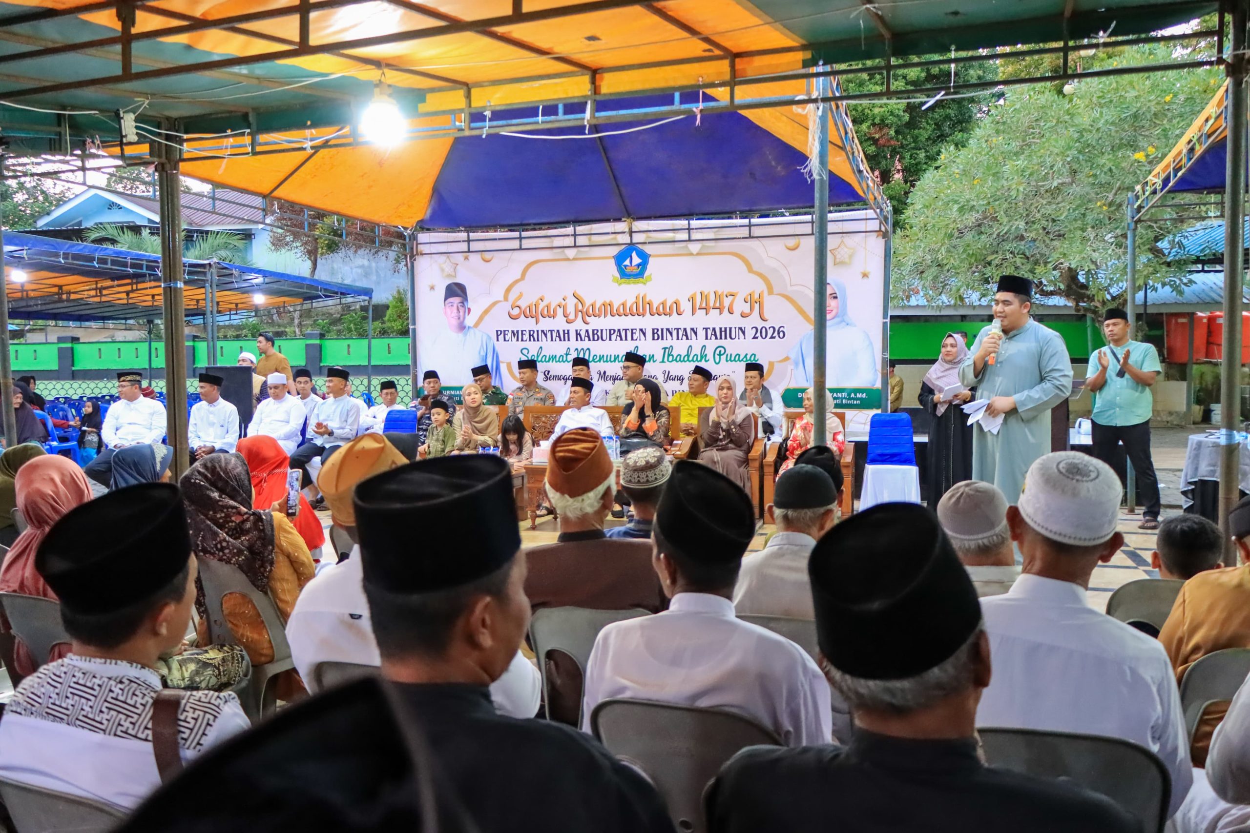 Gubernur Kepri Ansar Ahmad didampingi Bupati Bintan Roby Kurniawan dan Wakil Bupati Deby Maryanti menyerahkan bantuan operasional masjid kepada pengurus Masjid Al Ma’ruf saat Safari Ramadan 1447 H di Desa Kelong, Kecamatan Bintan Pesisir, Minggu (22/2).