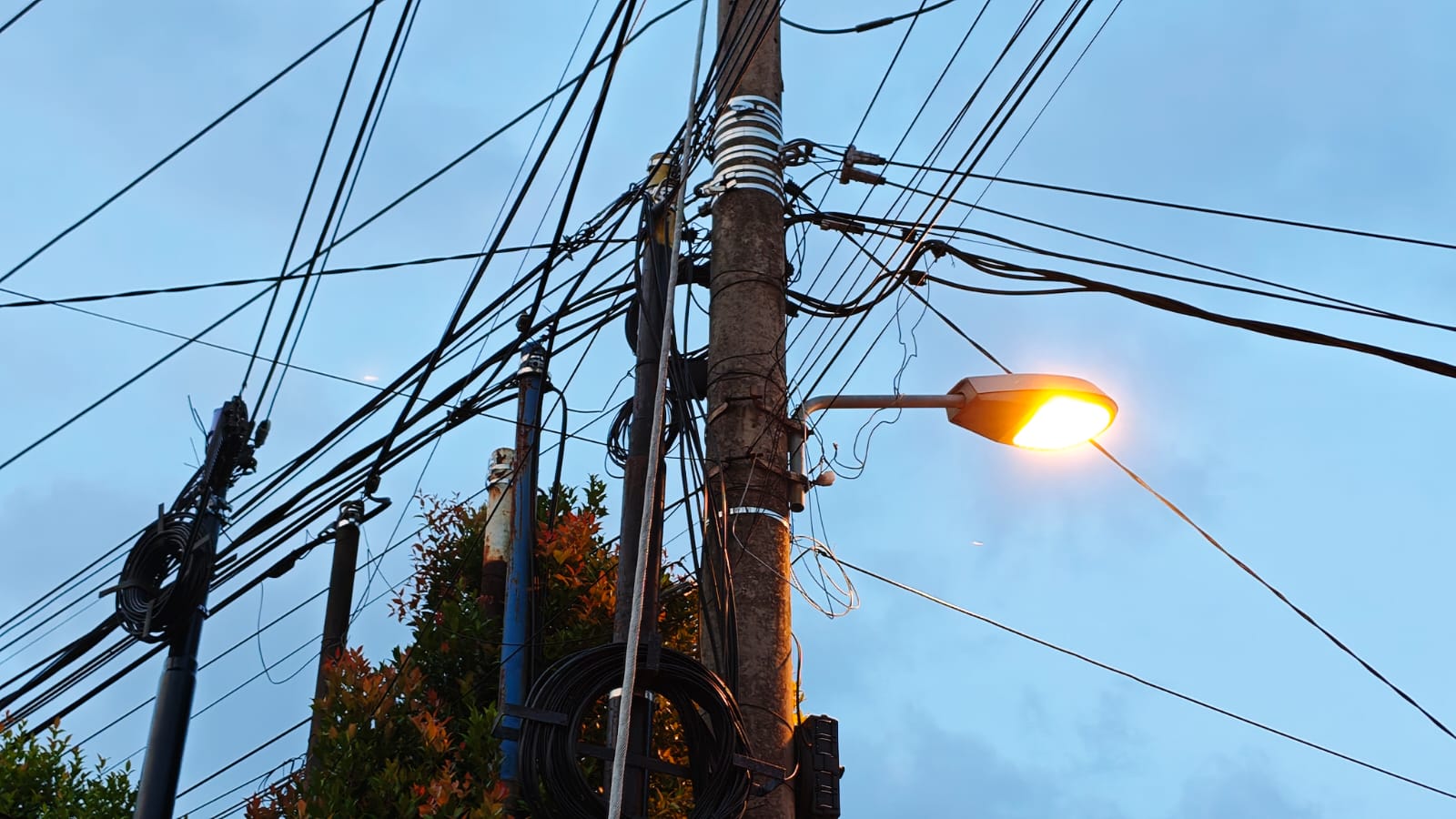 Semerawutnya kabel provider di tiang-tiang PLN di sejumlah ruang milik jalan Kota Tanjungpinang, Rabu (25/2/2025) (Foto: aji/pijarkepri.com)