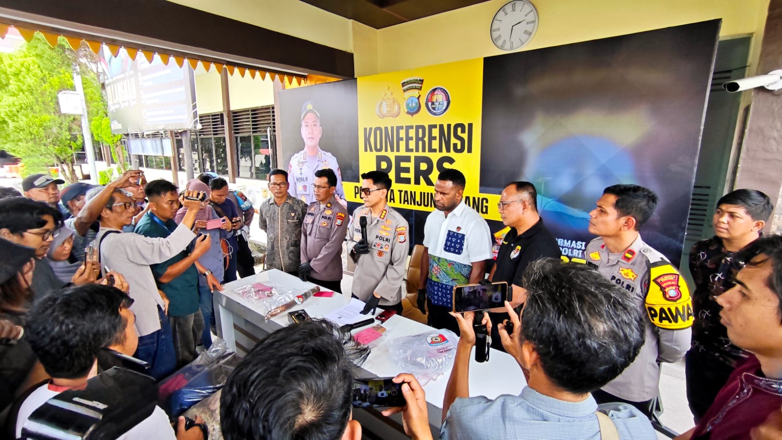 Polresta Tanjungpinang saat menggelar Konfrensi Pers pengungkapan kasus pembunuhan disertai mutilasi, di Mapolresta Tanjungpinang, Jumat (27/2/2026) (Foto: Aji Anugraha)