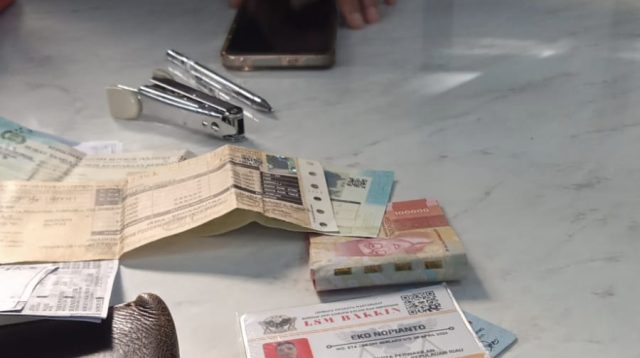 Transaksi pembayaran diduga pungli pengurusan pajak kendaraan di Samsat Tanjungpinang, Senin (2/2/2026) (Foto: Narasumber)