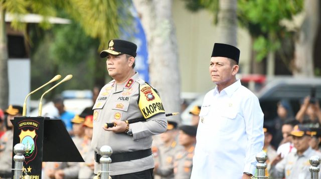 Gubernur Kepulauan Riau Ansar Ahmad bersama Wakil Gubernur Nyanyang Haris Pratamura saat menghadiri Apel Gelar Pasukan Operasi Kepolisian Terpusat “Ketupat Seligi 2026” di Lapangan Polda Kepri, Batam, Kamis (12/3). Apel ini digelar untuk memastikan kesiapan pengamanan dan pelayanan selama perayaan Idul Fitri 1447 Hijriah.