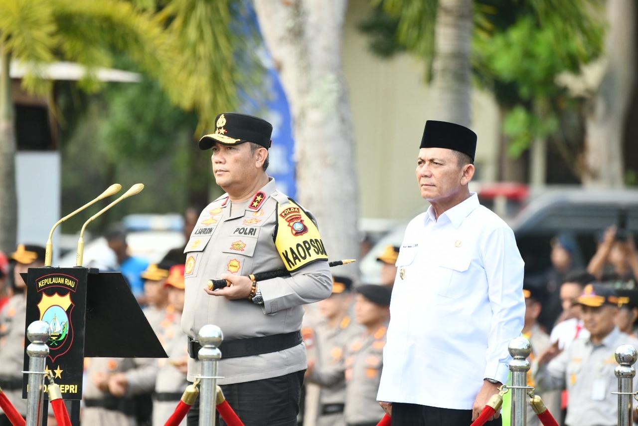 Gubernur Kepulauan Riau Ansar Ahmad bersama Wakil Gubernur Nyanyang Haris Pratamura saat menghadiri Apel Gelar Pasukan Operasi Kepolisian Terpusat “Ketupat Seligi 2026” di Lapangan Polda Kepri, Batam, Kamis (12/3). Apel ini digelar untuk memastikan kesiapan pengamanan dan pelayanan selama perayaan Idul Fitri 1447 Hijriah.