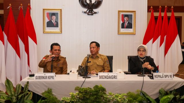 Gubernur Kepulauan Riau, Ansar Ahmad, saat mendampingi Menteri Dalam Negeri, Tito Karnavian, dalam Rapat Koordinasi (Rakor) Pengendalian Inflasi Daerah yang digelar di Aula Wan Seri Beni, Dompak, Tanjungpinang, Senin (9/3/2026)