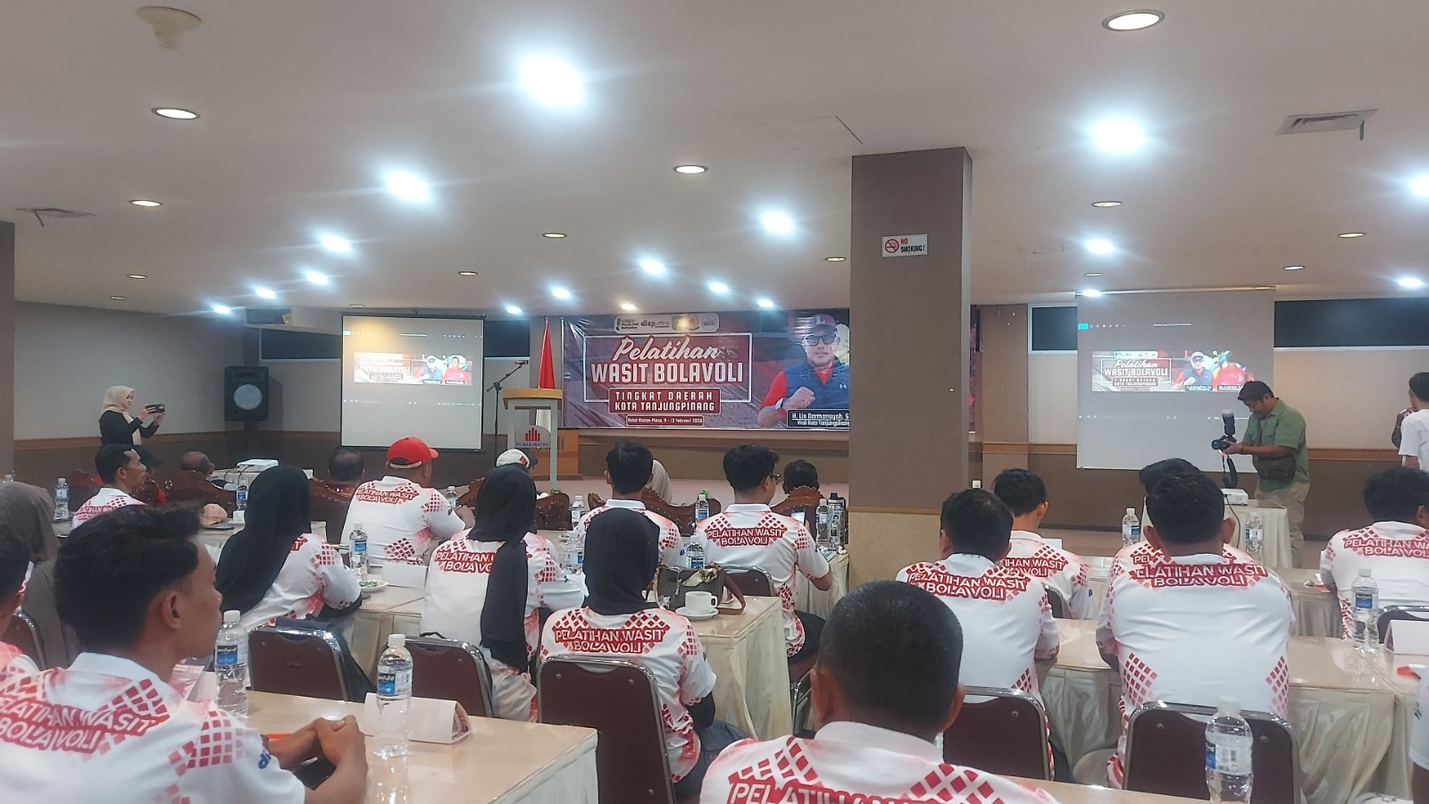 Wali Kota Tanjungpinang, Lis Darmansyah, membuka secara resmi Pelatihan Wasit Bola Voli yang digelar Dinas Kepemudaan dan Olahraga Kota Tanjungpinang di Hotel Plaza Km 3,5, Senin (9/2/2026), sebagai upaya meningkatkan kompetensi dan profesionalisme perwasitan di daerah.