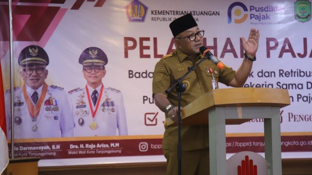 Walikota Tanjungpinang Lis Darmansyah saat membuka gelaran Pelatihan Pajak Daerah yang diselenggarakan Badan Pengelolaan Pajak dan Retribusi Daerah (BPPRD) kota Tanjungpinang, bekerjasama dengan Pusat Pendidikan dan Pelatihan Pajak Kementerian Keuangan,di Hotel Bintan Plaza, Tanjungpinang, Senin (9/2/2026)