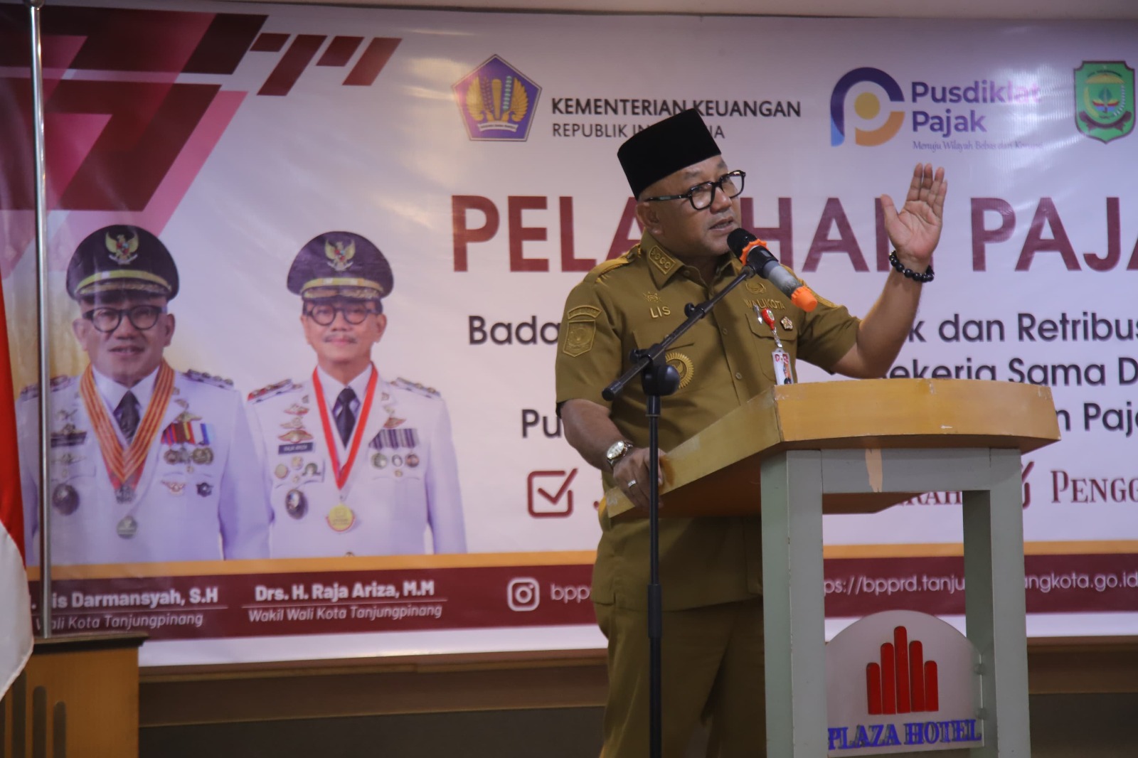 Walikota Tanjungpinang Lis Darmansyah saat membuka gelaran Pelatihan Pajak Daerah yang diselenggarakan Badan Pengelolaan Pajak dan Retribusi Daerah (BPPRD) kota Tanjungpinang, bekerjasama dengan Pusat Pendidikan dan Pelatihan Pajak Kementerian Keuangan,di Hotel Bintan Plaza, Tanjungpinang, Senin (9/2/2026)