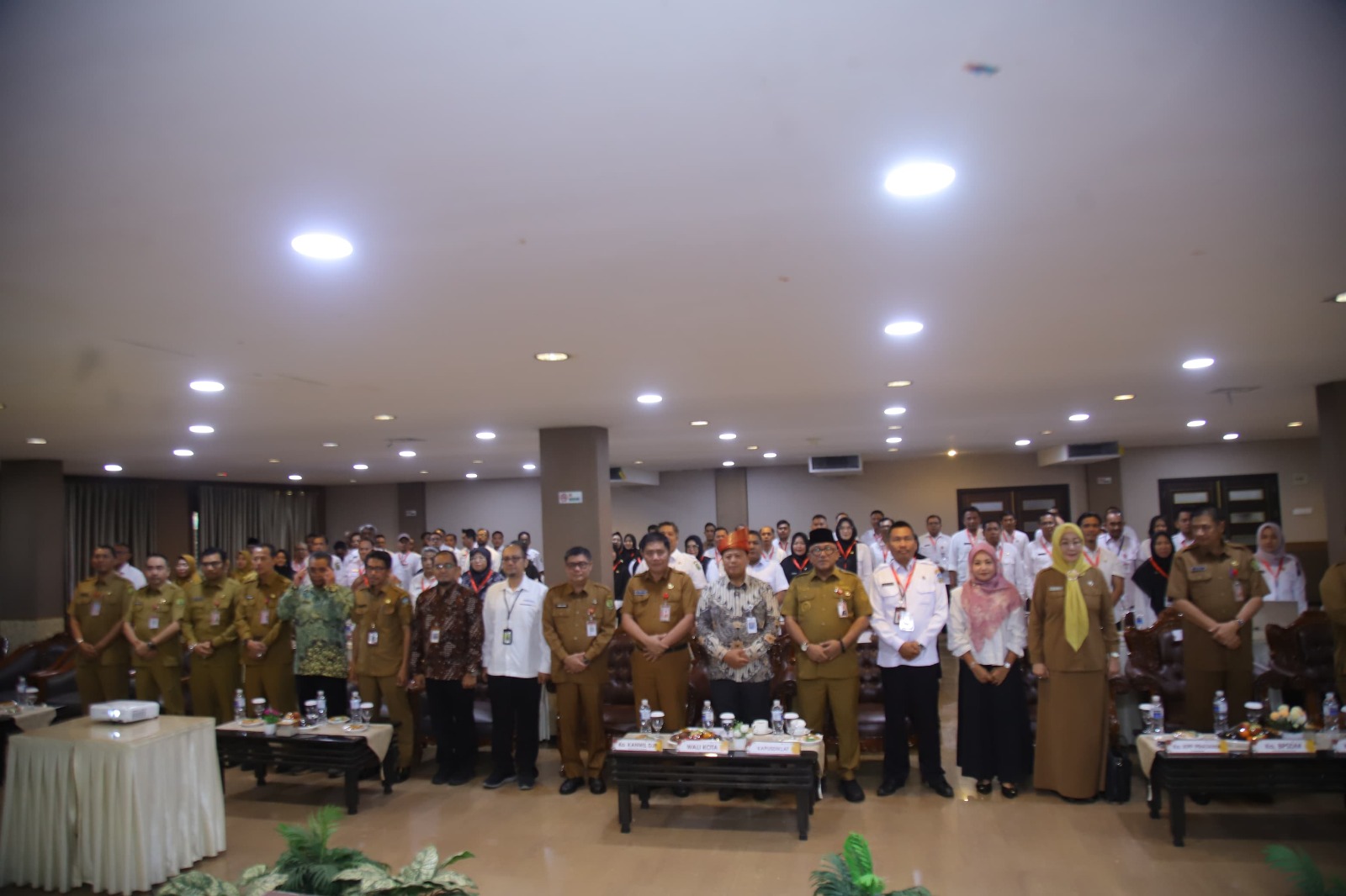 Foto bersama Walikota Tanjungpinang Lis Darmansyah saat gelaran Pelatihan Pajak Daerah yang diselenggarakan Badan Pengelolaan Pajak dan Retribusi Daerah (BPPRD) kota Tanjungpinang, bekerjasama dengan Pusat Pendidikan dan Pelatihan Pajak Kementerian Keuangan,di Hotel Bintan Plaza, Tanjungpinang, Senin (9/2/2026)