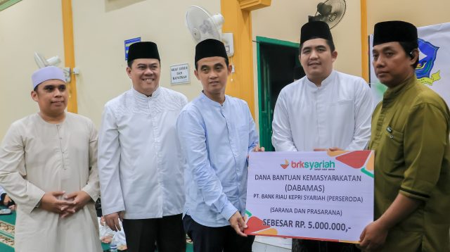 Bupati Bintan Roby Kurniawan saat bagi anak yatim dan kaum dhuafa, serta mengembangkan program Rumah Tahfidz untuk mencetak generasi Qur’ani di Kabupaten Bintan, Jumat (6/3/2026)