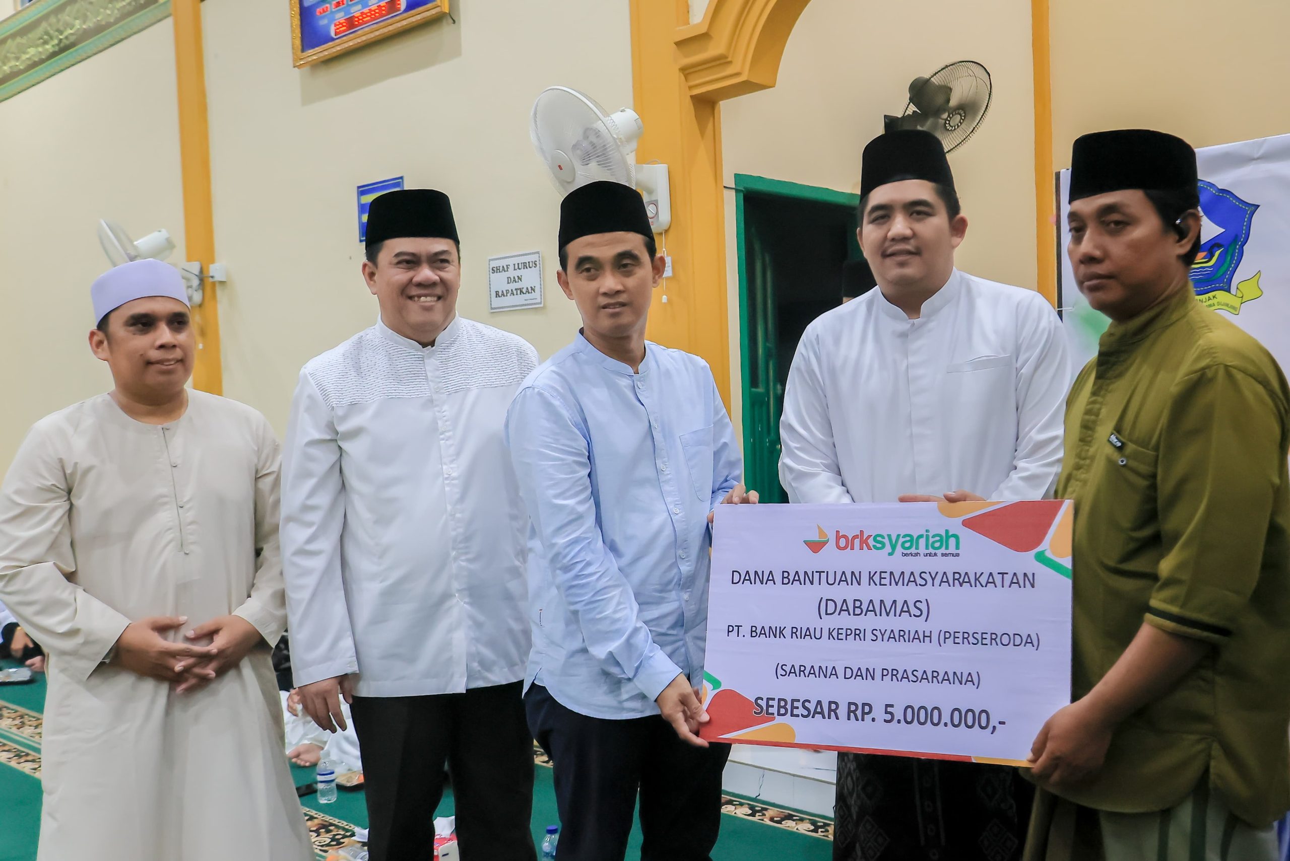 Bupati Bintan Roby Kurniawan saat bagi anak yatim dan kaum dhuafa, serta mengembangkan program Rumah Tahfidz untuk mencetak generasi Qur’ani di Kabupaten Bintan, Jumat (6/3/2026)