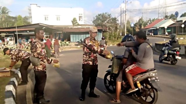 Ketua PC 3101 KB FKPPI Kabupaten Bintan, Ferdinand Silalahi, bersama anggota KB FKPPI dan Bhayangkari Polres Bintan membagikan takjil kepada pengendara di Bundaran Kilometer 16 Bintan, Jumat (6/3/2026). Sebanyak 300 paket takjil dibagikan kepada masyarakat sebagai bentuk kepedulian dan semangat berbagi di bulan suci Ramadan 1447 Hijriah.