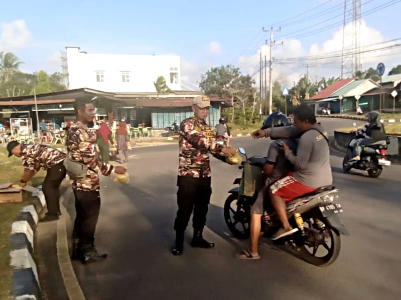 Ketua PC 3101 KB FKPPI Kabupaten Bintan, Ferdinand Silalahi, bersama anggota KB FKPPI dan Bhayangkari Polres Bintan membagikan takjil kepada pengendara di Bundaran Kilometer 16 Bintan, Jumat (6/3/2026). Sebanyak 300 paket takjil dibagikan kepada masyarakat sebagai bentuk kepedulian dan semangat berbagi di bulan suci Ramadan 1447 Hijriah.