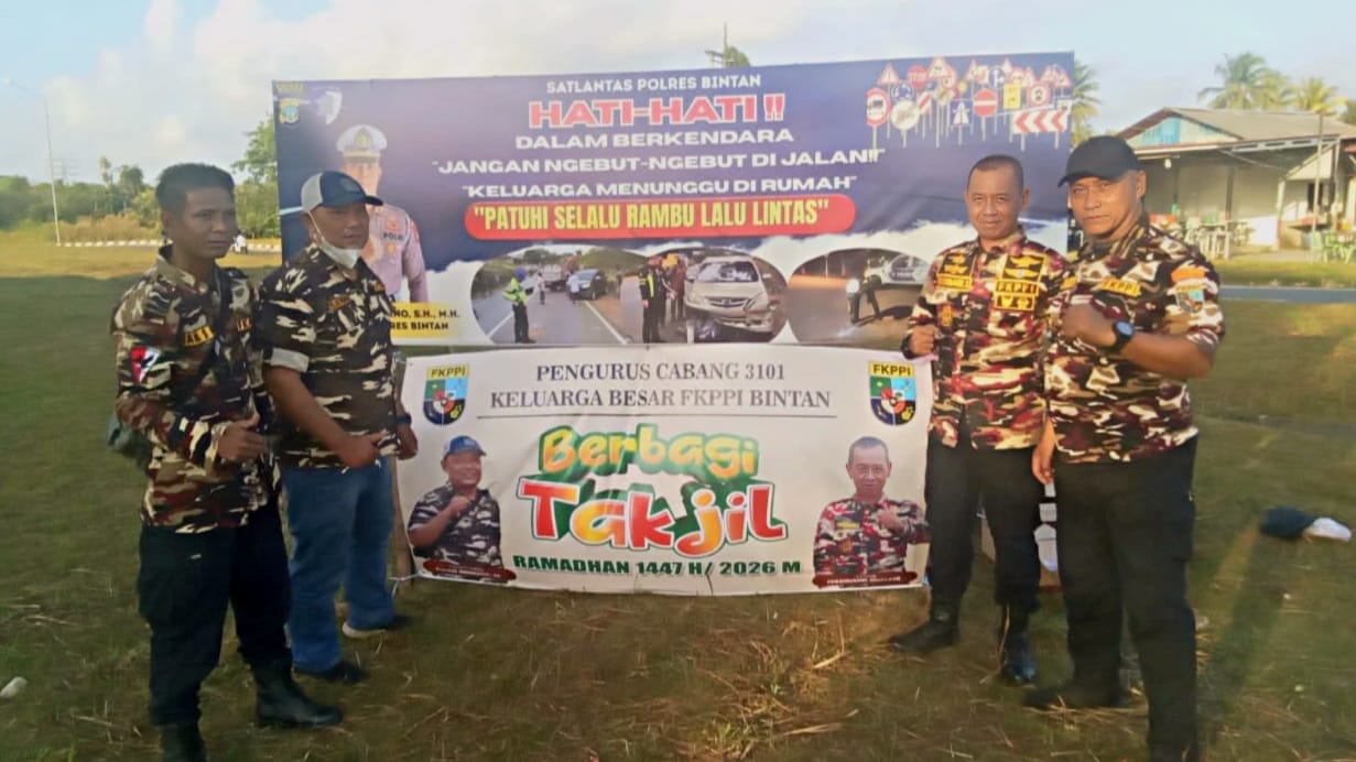 Ketua PC 3101 KB FKPPI Kabupaten Bintan, Ferdinand Silalahi, bersama anggota KB FKPPI dan Bhayangkari Polres Bintan membagikan takjil kepada pengendara di Bundaran Kilometer 16 Bintan, Jumat (6/3/2026). Sebanyak 300 paket takjil dibagikan kepada masyarakat sebagai bentuk kepedulian dan semangat berbagi di bulan suci Ramadan 1447 Hijriah.