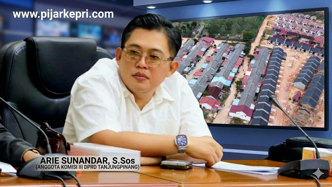 Foto kolase : Anggota Komisi III DPRD Tanjungpinang Dapil Tanjungpinang Timur, Arie Sunandar, S.Sos dan gambar udara kondisi Perumahan Bukit Merpati Putih, Kelurahan Pinang Kencana, Kecamatan Tanjungpinang Timur, Tanjungpinang, Maret 2026. (Foto: pijarkepri.com)