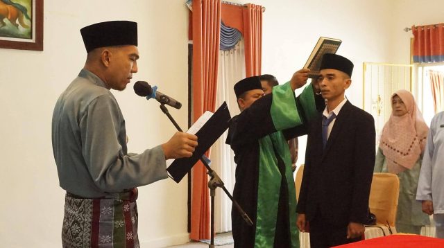 Wakil Bupati Lingga, Novrizal, saat melantik Irfan Andaria, S.Pd., sebagai Direktur Perumda Air Minum Tirta Lingga untuk masa jabatan 2026–2031. Prosesi pelantikan dilaksanakan pada Kamis (12/3/2026) di Gedung Daerah, Dabo Singkep.