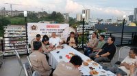 Pengurus Persatuan Wartawan Indonesia (PWI) Kepulauan Riau mengikuti diskusi dan bedah buku “Batam 2045: Jalan Emas Menuju Kota Global” karya anggota DPRD Batam, Ir. Suryanto, dalam kegiatan buka puasa bersama di Asialink Hotel, Batam, Minggu (15/3/2026). Acara tersebut menjadi forum literasi dan dialog mengenai arah pembangunan Batam menuju kota global pada 2045. Pengurus Persatuan Wartawan Indonesia (PWI) Kepulauan Riau mengikuti diskusi dan bedah buku “Batam 2045: Jalan Emas Menuju Kota Global” karya anggota DPRD Batam, Ir. Suryanto, dalam kegiatan buka puasa bersama di Asialink Hotel, Batam, Minggu (15/3/2026). Acara tersebut menjadi forum literasi dan dialog mengenai arah pembangunan Batam menuju kota global pada 2045.
