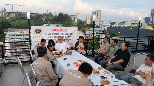 Pengurus Persatuan Wartawan Indonesia (PWI) Kepulauan Riau mengikuti diskusi dan bedah buku “Batam 2045: Jalan Emas Menuju Kota Global” karya anggota DPRD Batam, Ir. Suryanto, dalam kegiatan buka puasa bersama di Asialink Hotel, Batam, Minggu (15/3/2026). Acara tersebut menjadi forum literasi dan dialog mengenai arah pembangunan Batam menuju kota global pada 2045.
