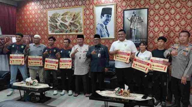 Wali Kota Tanjungpinang, Lis Darmansyah, saat menyerahkan bonus kepada atlet dan pelatih yang meraih medali pada Pekan Olahraga Pelajar Nasional 2025, Selasa (17/3/2026). Penyerahan berlangsung di ruang kerja wali kota.