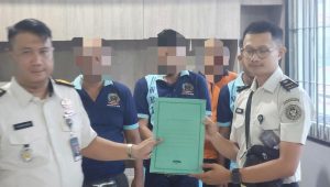 Tujuh warga binaan saat dipindahkan ke Lapas Tanjungpinang Kilometer 18 terkait dugaan pestapora pakai narkotika positif urine di Rutan Kelas IA Tanjungpinang. Tujuh warga binaan saat dipindahkan ke Lapas Tanjungpinang Kilometer 18 terkait dugaan pestapora pakai narkotika positif urine di Rutan Kelas IA Tanjungpinang.