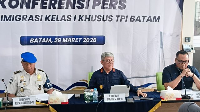 Kepala Kanwil Ditjen Imigrasi Kepulauan Riau, Ujo Sutojo, saat Konfrensi Pers, Minggu (29/3/2026)